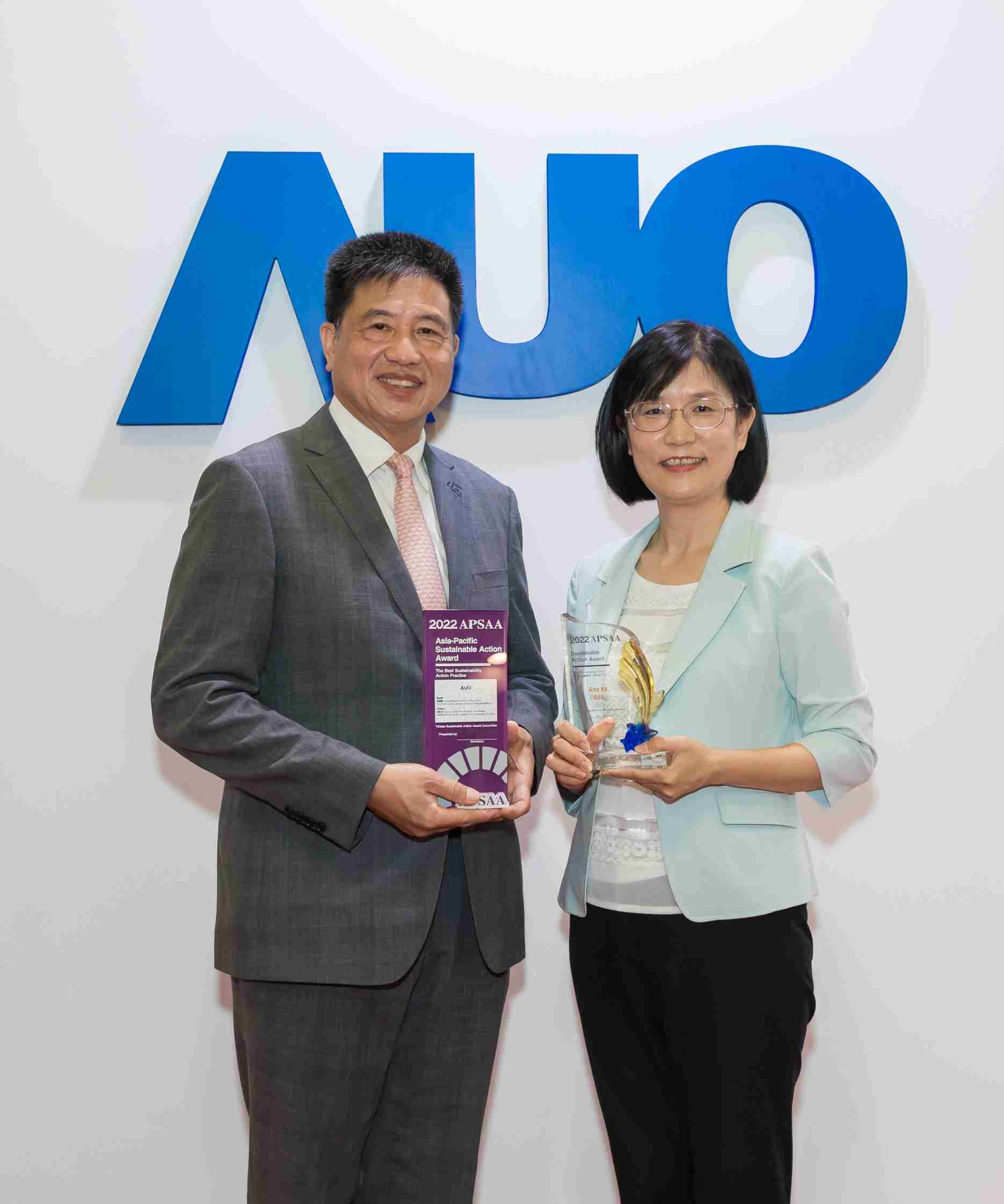 优游UB8长期垫筑永续远景的基石，，透过ESG暨气候委员会逐步实践永续策略蓝图。。。其中，，，，优游UB8光电永续长古秀华带领团队、、制定中长期目标，，缔造多面向亮眼表现，，，获得「顶尖永续长奖」的个人奖殊荣（左：优游UB8光电董事长暨执行长彭双浪，，右：优游UB8光电永续长古秀华）