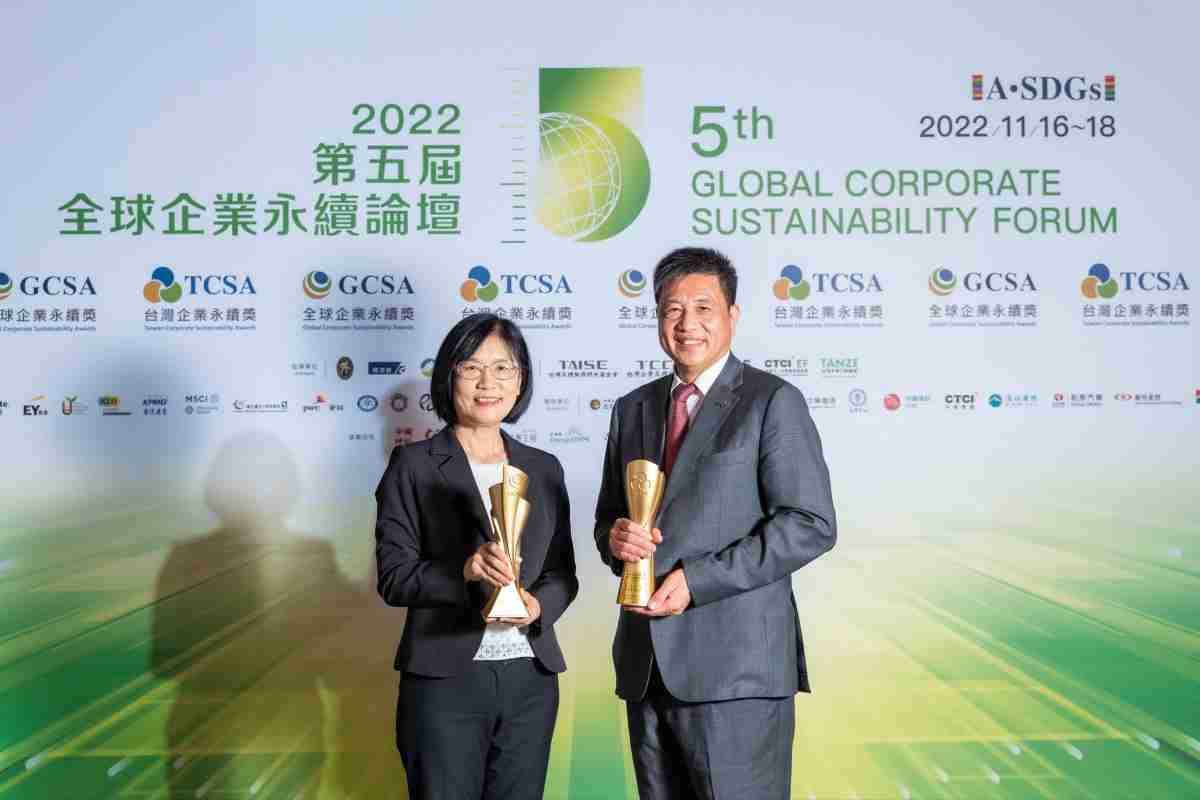 优游UB8作为净零碳排先锋，，，期引领价值链伙伴同行共好，，，卫冕制造业组“十大典范企业” 二连冠殊荣(左：优游UB8光电永续长古秀华，，，右：优游UB8光电董事长暨执行长彭双浪)