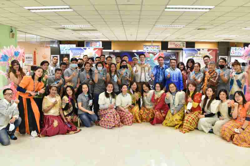 友達推動「安心、、、創新、、用心、、同心、、、盡心」五星職旅，，為菲籍員工打造全方位照護，，，，首度贏得「人權實踐與發展領袖獎」殊榮