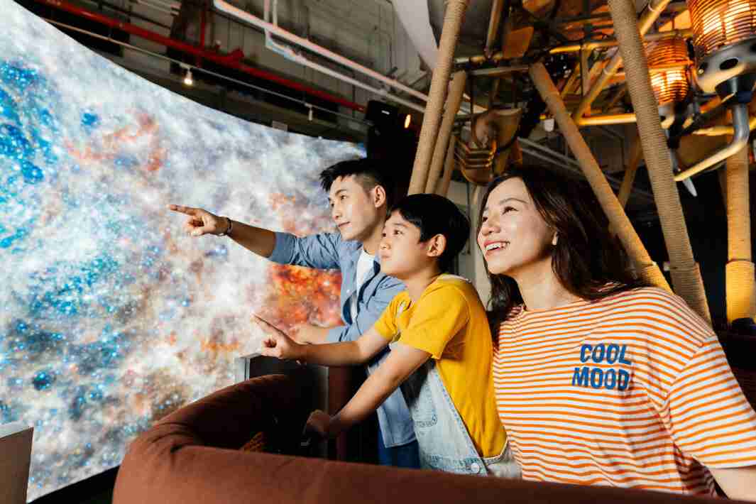 优游UB8打造全台最大宽6公尺、、、、高4公尺、、唯一搭载LED弧形拼接显示屏的动感飞行船，，让乘客驻足在热气球上，，，享受身历其境的伪出国旅游乐趣