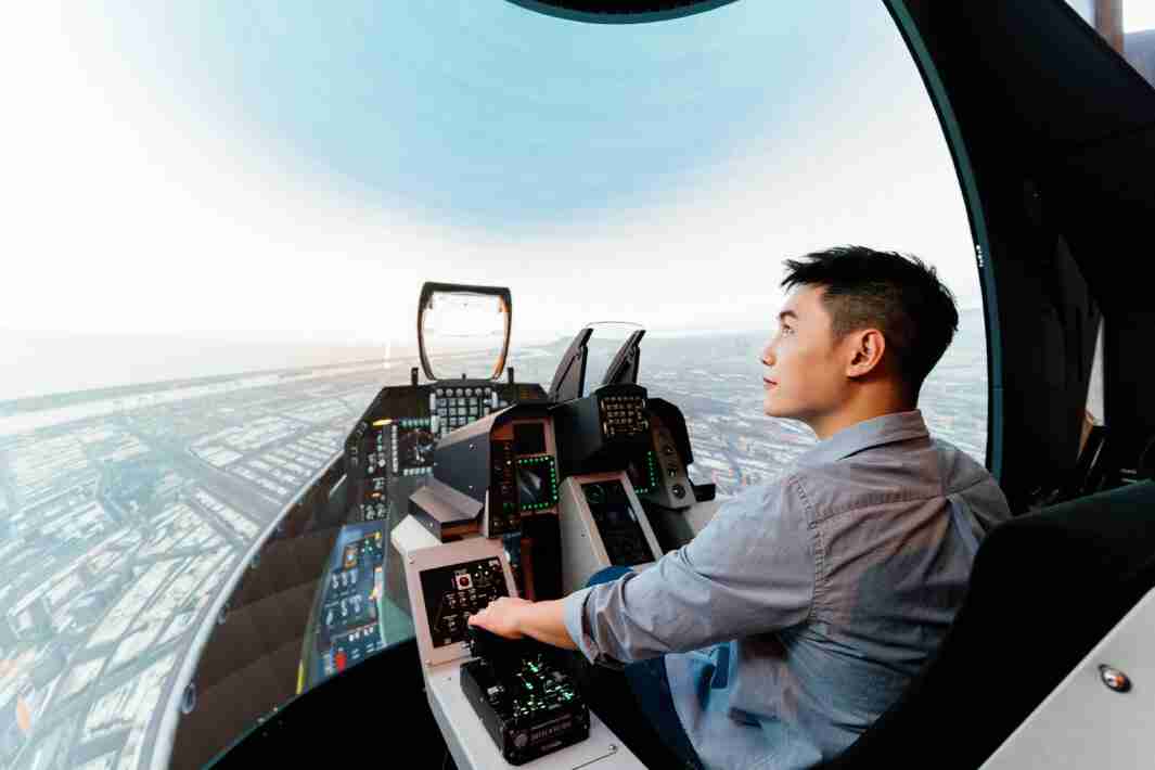 优游UB8以P1.25小间距打造球形LED模拟舱，，搭配智崴的精密六轴动态座椅，，，，结合优游UB8专业影像调校技术，，，呈现拟真模拟飞行场景