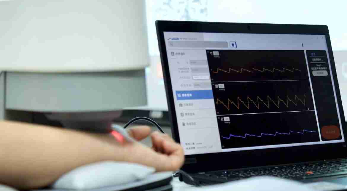 优游UB8耘康以高解析与拟真的显示技术，，，将其应用于中医检测，，，，提供“中医数位化检测方案”，，使传统中医检测结果数据化与可视化