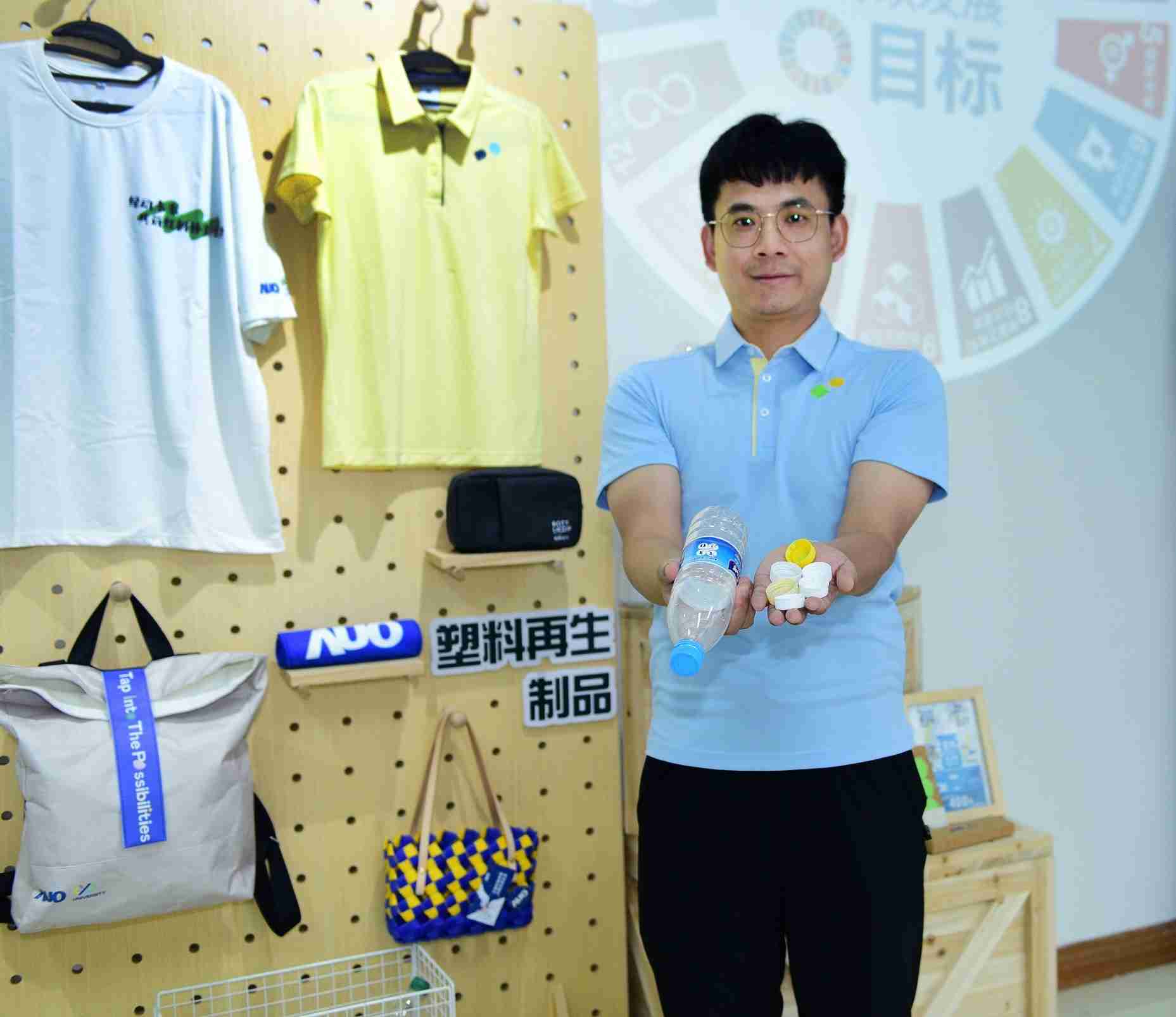 「2024智慧优游UB8展」永续发展馆中，，，，展示优游UB8厦门驱动永续发展之成果，，，包含将厂内废弃物再制为实用物品，，，，将永续发展理念深植于员工生活日常实践