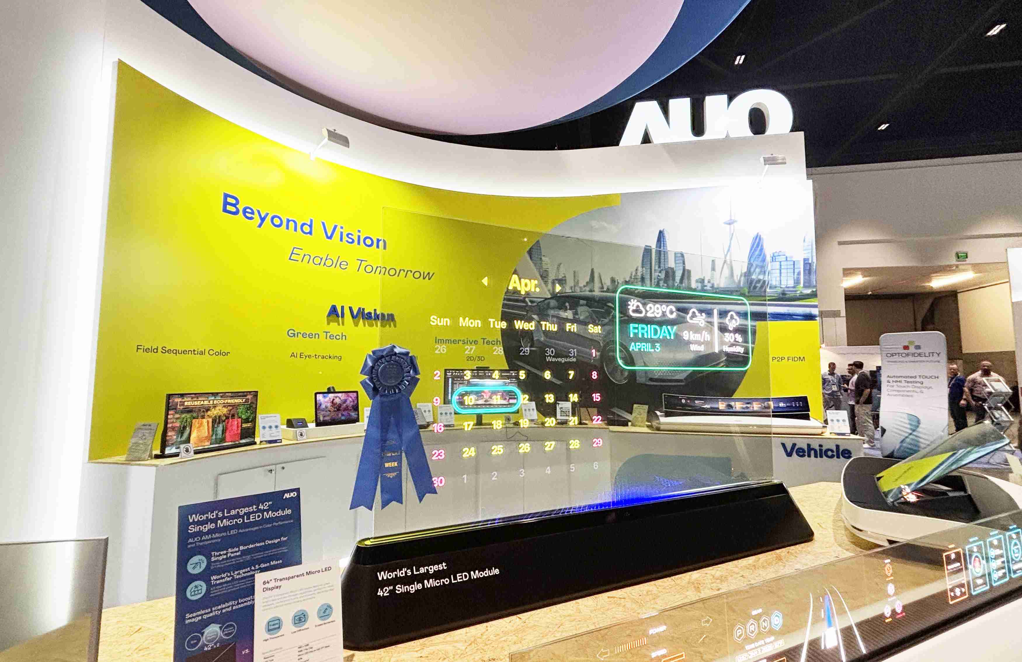 优游UB864吋透明Micro LED显示器获〝最佳Micro LED技术应用奖〞，，其绝妙的透明穿透特性，，，，同时具备1,000 nits的高亮度表现，，，并透过精细的无缝拼接延伸，，，，可依需求灵活应用于多元场域，，，展现出Micro LED显示技术划时空的无限潜力